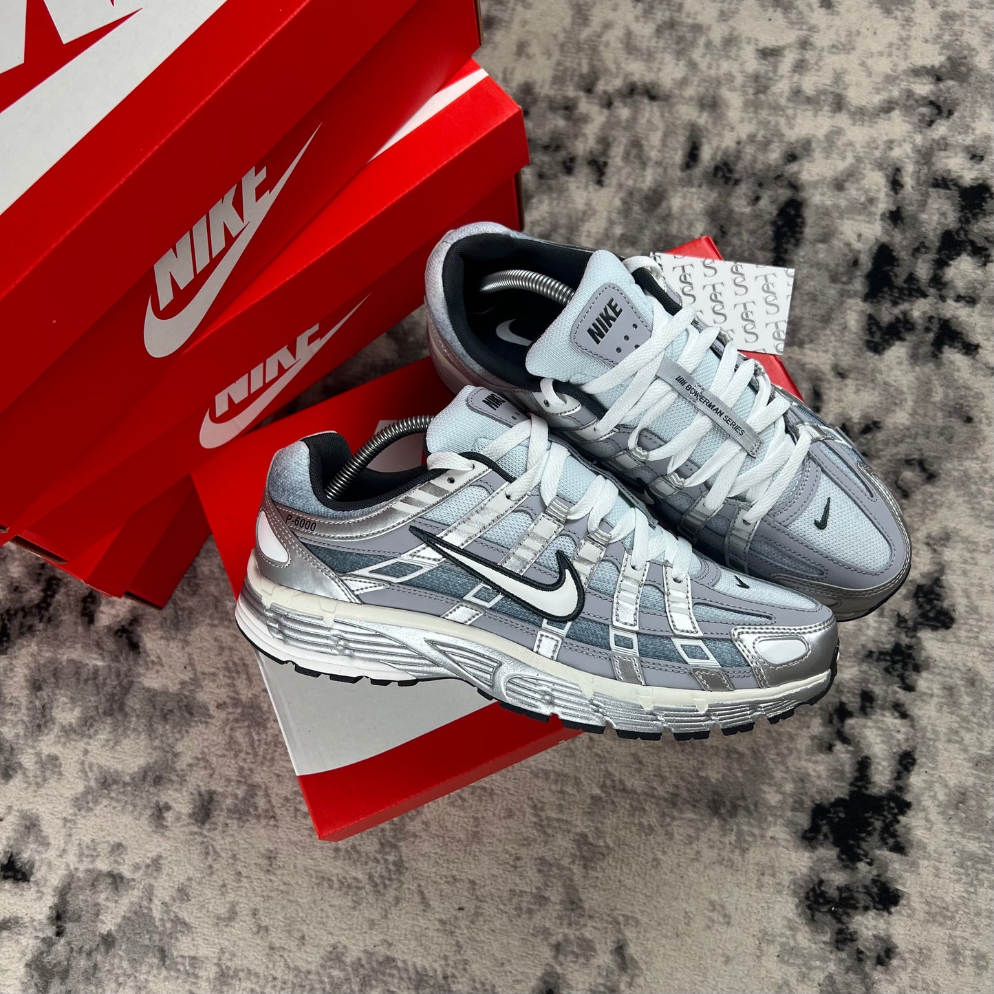 NIKE P-6000 - METALLIC / WOLF GREY