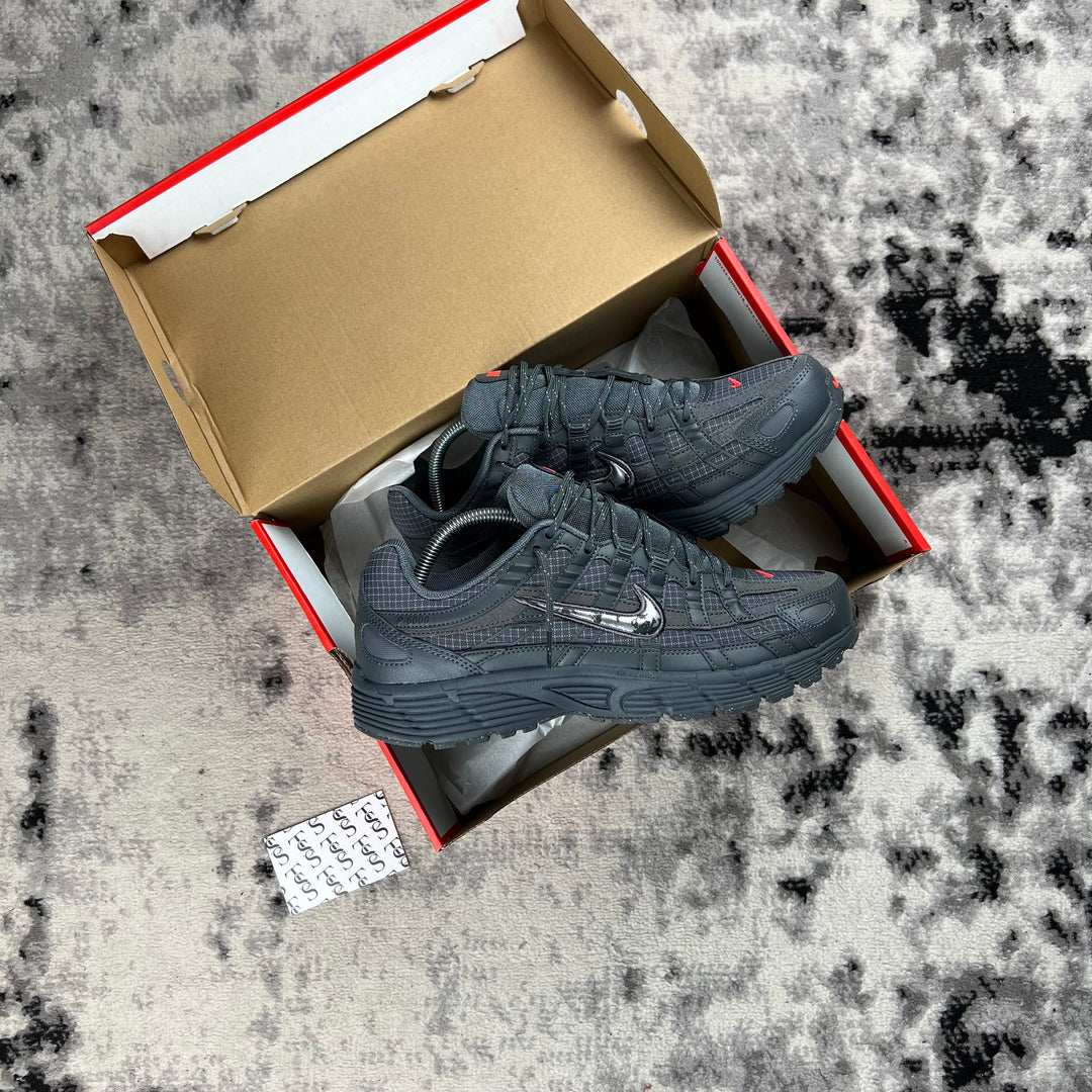 NIKE P-6000 - IRON GREY / METALLIC SILVER