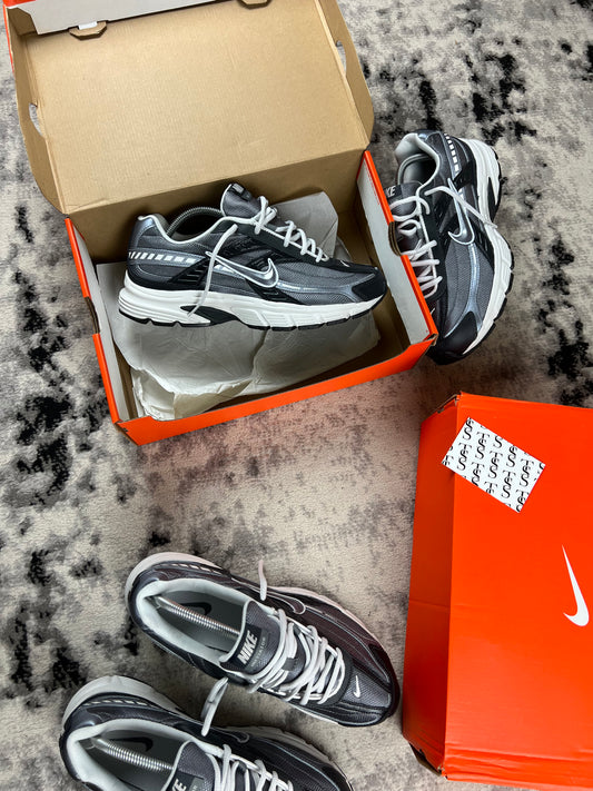 NIKE INITIATOR - ANTHRACITE / SMOKE GREY