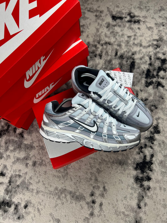 NIKE P-6000 - METALLIC / WOLF GREY